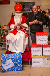 Fotografia: Święty Mikołaj, p. dyrektor Marcin Dębski i prezenty przekazane przez Beghelli-Polska i Mostostal Krak&oacute;w S.A.